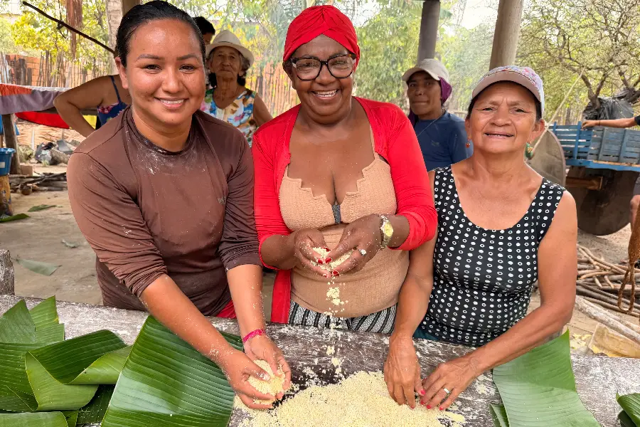Em Araí, as mãos das mulheres protagonizam a feitura do beiju pascoal na casa do forno comunitária, um processo que envolve dias de preparo e fortalece laços de reciprocidade que serão celebrados na Sexta-feira Santa. Foto: Miguel Picanço/Amazônia Latitude.