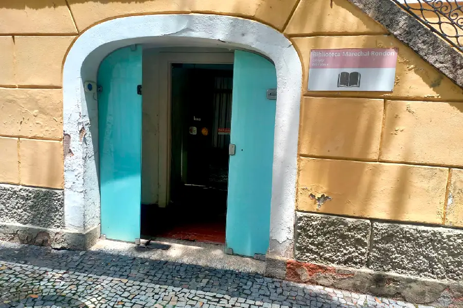 Espacios cerrados reflejan una institución en crisis y sin acceso público.