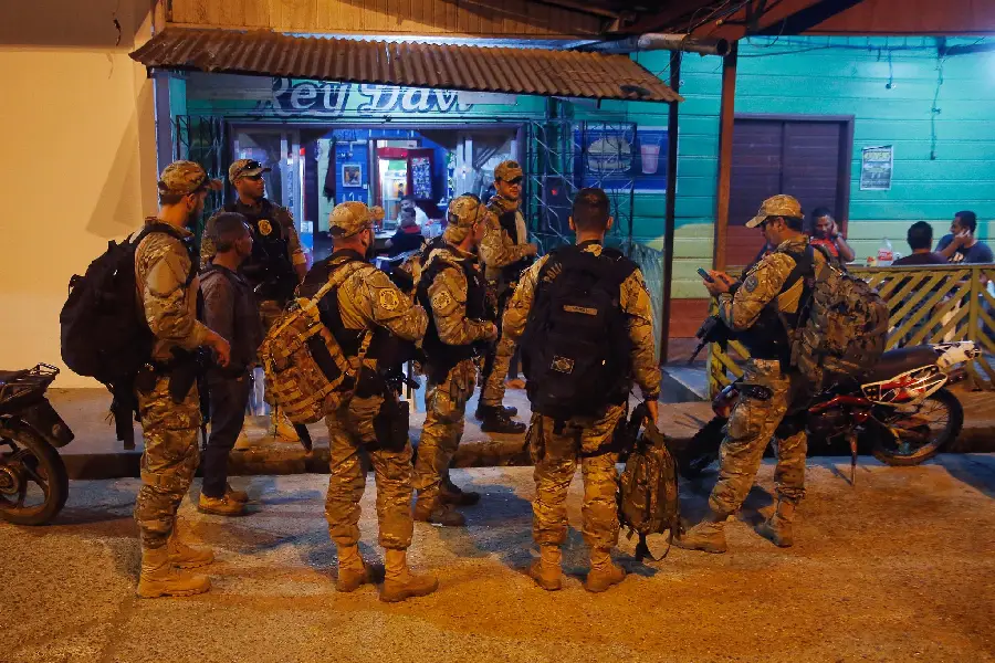 Geopolítica de escombros: a normalização do braço armado e da vigilância constante como reflexo de um sistema internacional que prioriza a força sobre a diplomacia. Foto: Edmar Barros/Amazônia Latitude.