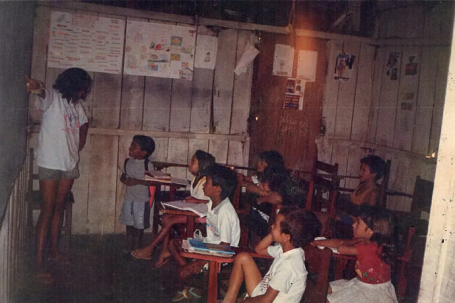 Maria Iane da Silva Costa, uma das primeiras professoras do Califórnia, lecionando aos 18 anos em uma sala de madeira. Hoje na Guatemala, ela representa a formação política e social gerada na comunidade. Foto: Acervo Assentamento Califórnia.