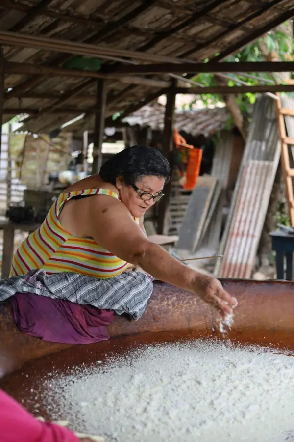Na casa de forno, o preparo do beiju articula trabalho, tradição e convivência comunitária.Foto: Luiz Corrêa/Amazônia Latitude.