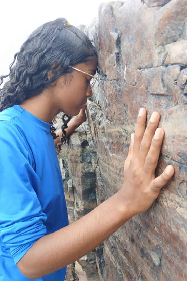 No Pedral do Lourenção, a pedra não é paisagem, é convivência. Um parente antigo que guarda a memória e os humores das águas do Tocantins. Foto: Eva Moraes/Amazônia Latitude.