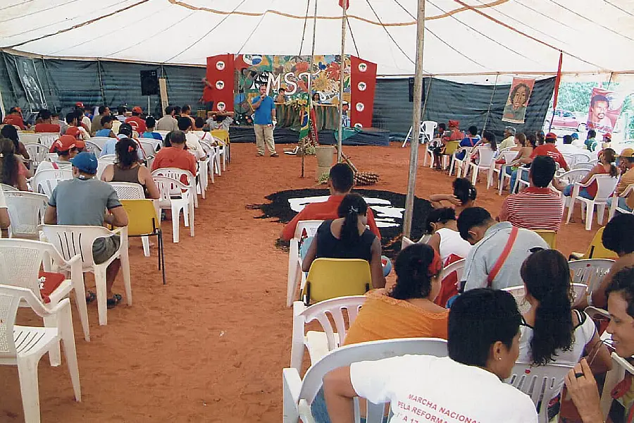 O agrônomo Pedro Demboski, então membro da direção estadual do MST, conduz atividade de formação e estudo com brigadas durante encontro estadual realizado no Califórnia, em 2007. Foto: Acervo Assentamento Califórnia.