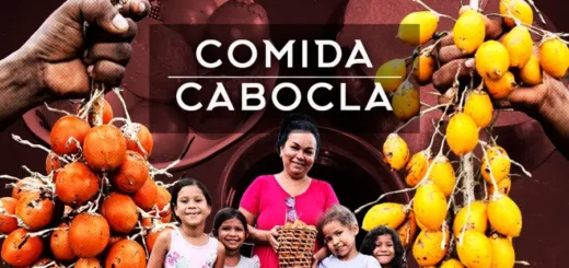 O banquete da existência. Na Amazônia, a comida é o fio que tece o tempo, unindo gerações sob a sombra das palmeiras e o brilho do tucumã. Este ensaio é uma ode ao que nos sustenta e ao que nos define como território vivo. Arte: Fabrício Vinhas/Amazônia Latitude.