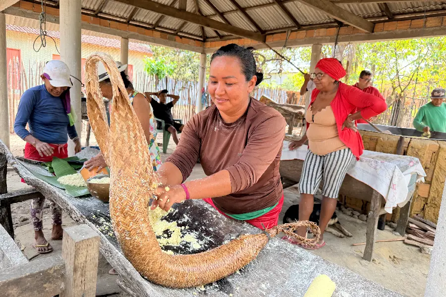 O beiju pascal do Araí, cuja feitura é realizada durante toda a semana, é símbolo de troca, partilha e renovação de vínculos. Foto: Miguel Picanço/Amazônia Latitude.