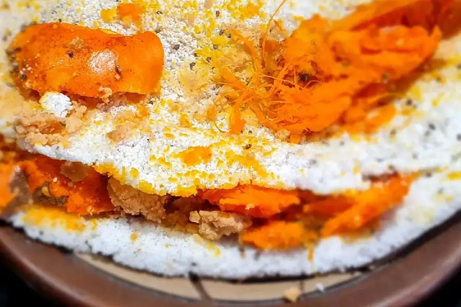 O encontro de duas ancestralidades: a goma da mandioca e a polpa da palmeira. Quando o tucumã recheia a tapioca, o rito do café da manhã reafirma territórios que precedem a própria ideia de cidade.