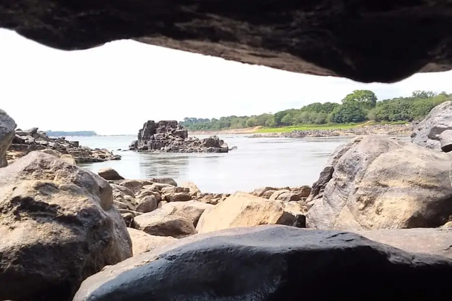 O idioma da pedra escrito em águas calmas. No sudeste do Pará, a geografia do afeto resiste à pressa das barcaças e ao silenciamento imposto pelos mapas técnicos. Foto: Eva Moraes/Amazônia Latitude.