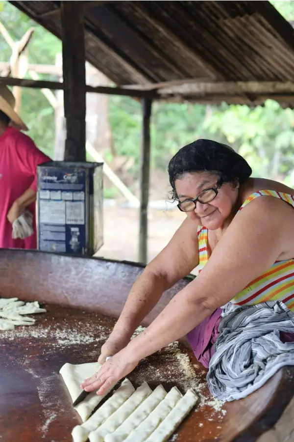 O preparo do Beiju Chica envolve técnicas tradicionais transmitidas ao longo de gerações.Foto: Luiz Corrêa/Amazônia Latitude.