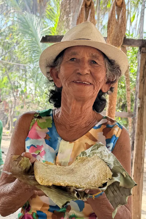 O saber que atravessa gerações: em Araí, a tradição do beiju é mantida viva por lideranças femininas que guardam a memória e a técnica do preparo ritual. Foto: Miguel Picanço/Amazônia Latitude.