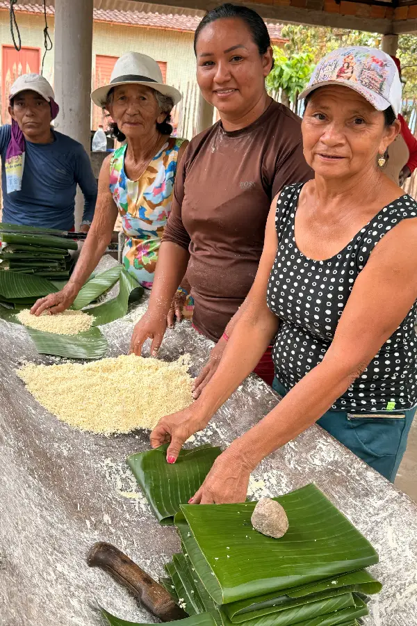 o uso do tipiti para extrair o excesso de líquido da massa exige força e domínio da técnica, garantindo a qualidade da coruba e do pelé. Foto: Miguel Picanço/Amazônia Latitude.
