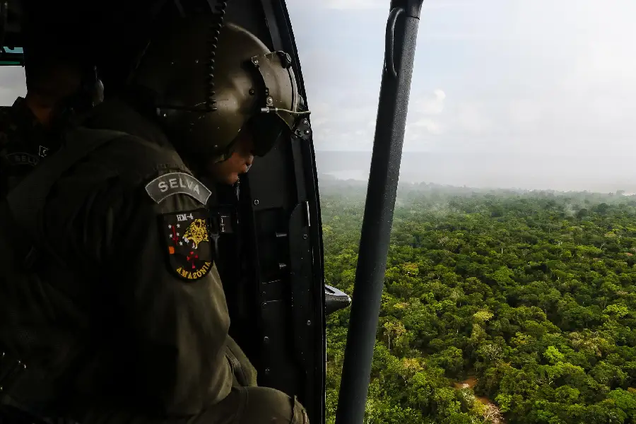 Olhar soberano ou vigilância imperial? O monitoramento aéreo e digital redefine o controle sobre os fluxos de informação e território. Foto: Edmar Barros/Amazônia Latitude.