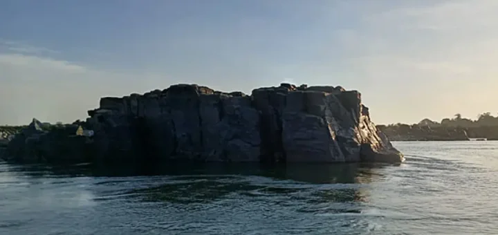 Onde o rio respira: o Pedral do Lourenção, no Rio Tocantins, resiste como um parente antigo que guarda a memória das águas. O que a logística chama de entrave, a vida reconhece como sustento. Foto: Eva Moraes/Amazônia Latitude.