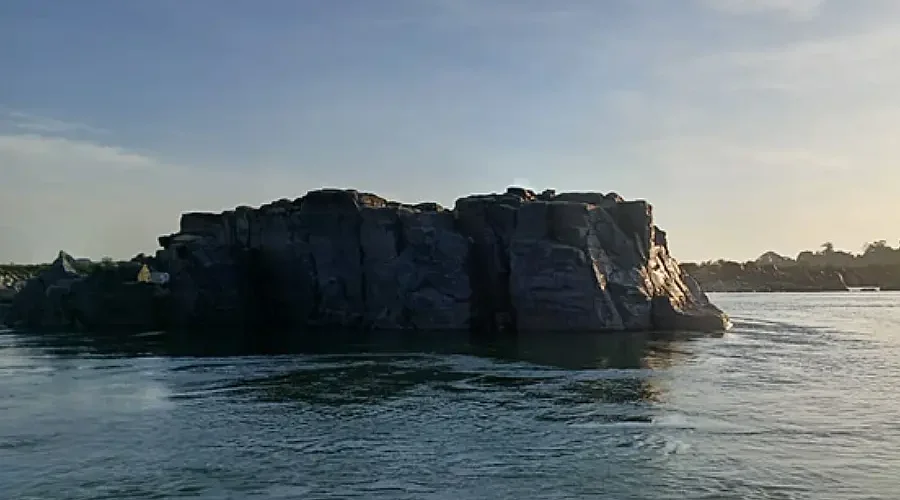 Onde o rio respira: o Pedral do Lourenção, no Rio Tocantins, resiste como um parente antigo que guarda a memória das águas. O que a logística chama de entrave, a vida reconhece como sustento. Foto: Eva Moraes/Amazônia Latitude.