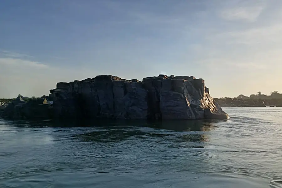 Onde o rio respira: o Pedral do Lourenção, no Rio Tocantins, resiste como um parente antigo que guarda a memória das águas. O que a logística chama de entrave, a vida reconhece como sustento. Foto: Eva Moraes/Amazônia Latitude.