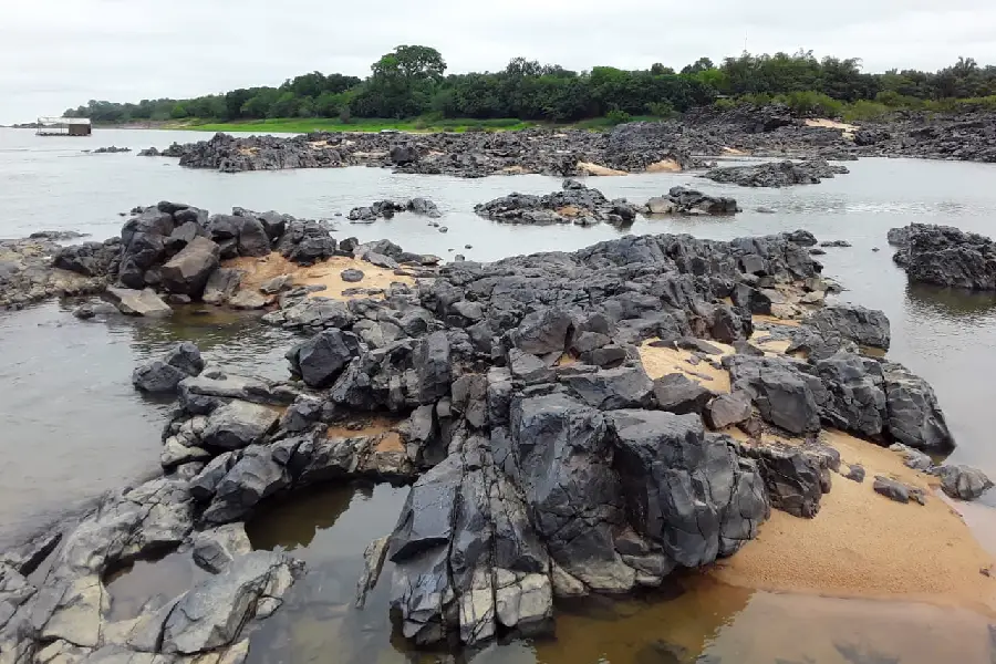Onde o tempo desacelera: o Pedral do Lourenção não é um entrave, mas o lugar onde o Rio Tocantins respira e a vida encontra abrigo entre as fendas da memória. Foto: Eva Moraes/Amazônia Latitude.
