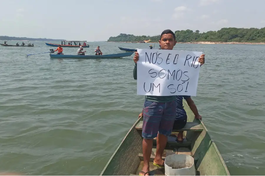 Se dizem que não existimos, vamos nos mostrar". A imagem como denúncia e a voz como território em um cenário onde o papel oficial tenta silenciar os corpos. Foto: Eva Moraes/Amazônia Latitude.