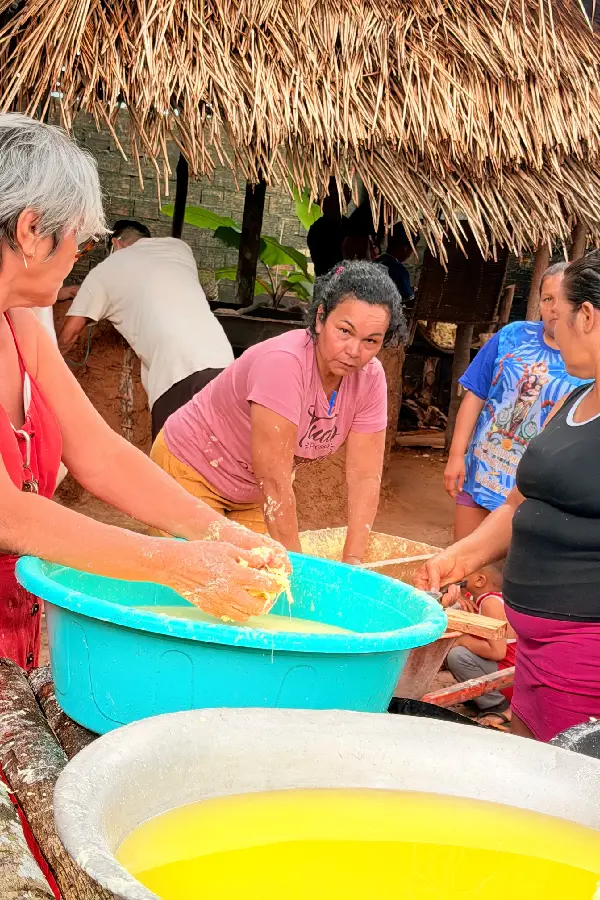 A força do coletivo: o preparo da mandioca é, primordialmente, um território de encontro e saber feminino. Foto: Miguel Picanço/Amazônia Latitude.
