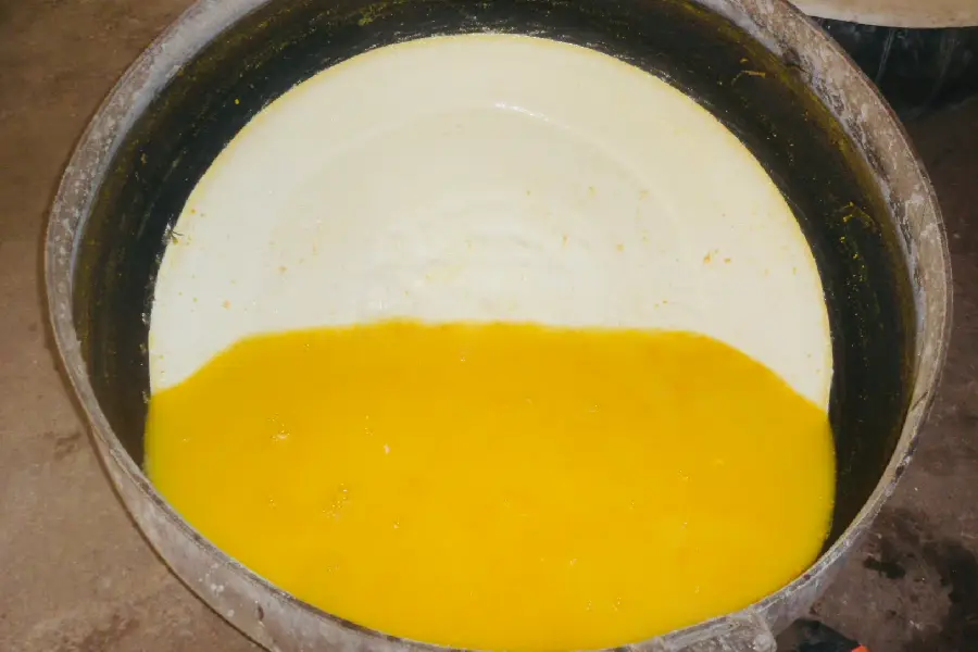 Alquimia da floresta: a decantação da goma e do tucupi, subprodutos essenciais de uma tecnologia alimentar milenar. Foto: Miguel Picanço/Amazônia Latitude.