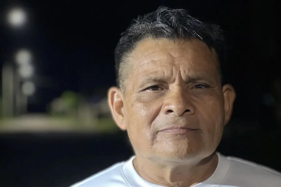 Ángel Nantip, ancião dos Maikiuants, recorda a chegada de engenheiros de mineração e do exército equatoriano na década de 1990. Foto Katie Surma/Amazônia Latitude.