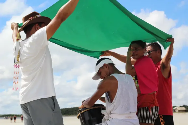 No Tambor de Mina, as relações de obrigação, visita e “consideração” estruturam os vínculos entre terreiros. Foto: Juliana Carvalho/Amazônia Latitude.
