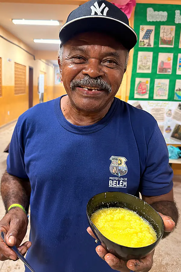 "Comer é pertencer": o orgulho de quem reconhece na cuia de farinha a sua própria história e território. Foto: Miguel Picanço/Amazônia Latitude.