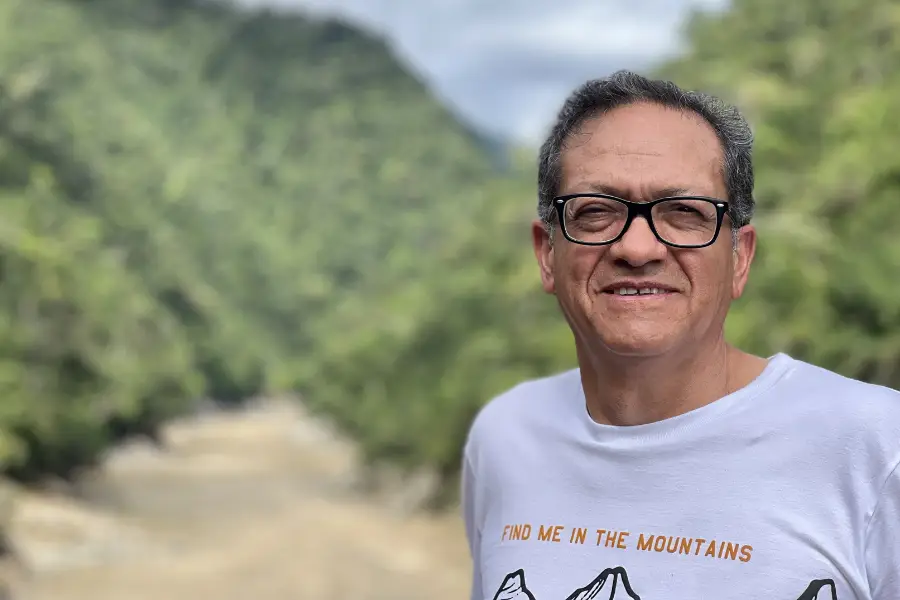 Edwin Zárate, biólogo e professor da Universidade de Azuay, atua na validação científica dos dados coletados pelos paraecólogos Shuar. Foto: Katie Surma/Amazônia Latitude.