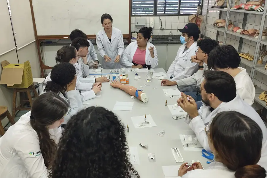 Em sala de aula, Karem divide a rotina com colegas de diferentes realidades. A formação fora do território amplia possibilidades, mas também evidencia desigualdades de origem e acesso. Foto: Acervo pessoal.