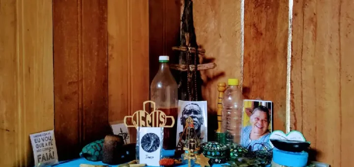 Fé e floresta: o altar daimista simboliza o alicerce espiritual que sustenta os saberes de cura no Purus. Foto: Juliana Paula/Amazônia Latitude.