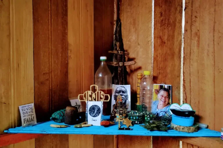 Fé e floresta: o altar daimista simboliza o alicerce espiritual que sustenta os saberes de cura no Purus. Foto: Juliana Paula/Amazônia Latitude.