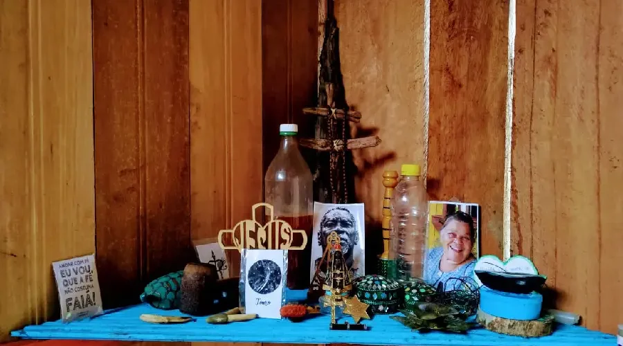 Fé e floresta: o altar daimista simboliza o alicerce espiritual que sustenta os saberes de cura no Purus. Foto: Juliana Paula/Amazônia Latitude.