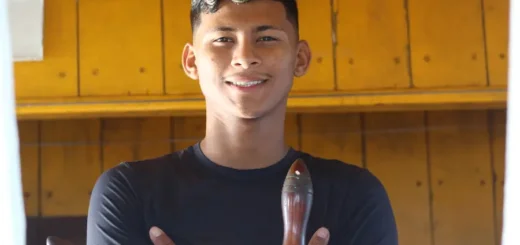 Gabriel Reis em embarcação de pesca em São João de Pirabas (PA). Filho de pescador, ele deixou a atividade e migrou para Belém em busca de trabalho. Foto: Juliana Carvalho/Amazônia Latitude.