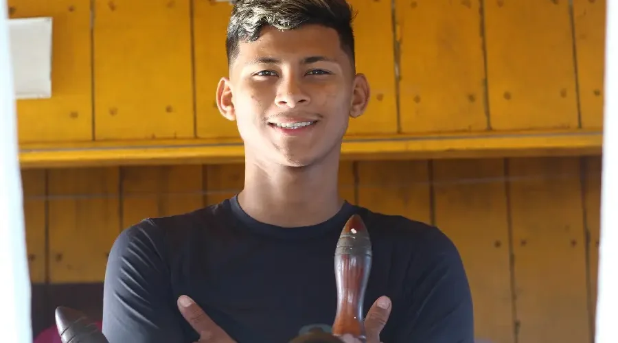 Gabriel Reis em embarcação de pesca em São João de Pirabas (PA). Filho de pescador, ele deixou a atividade e migrou para Belém em busca de trabalho. Foto: Juliana Carvalho/Amazônia Latitude.