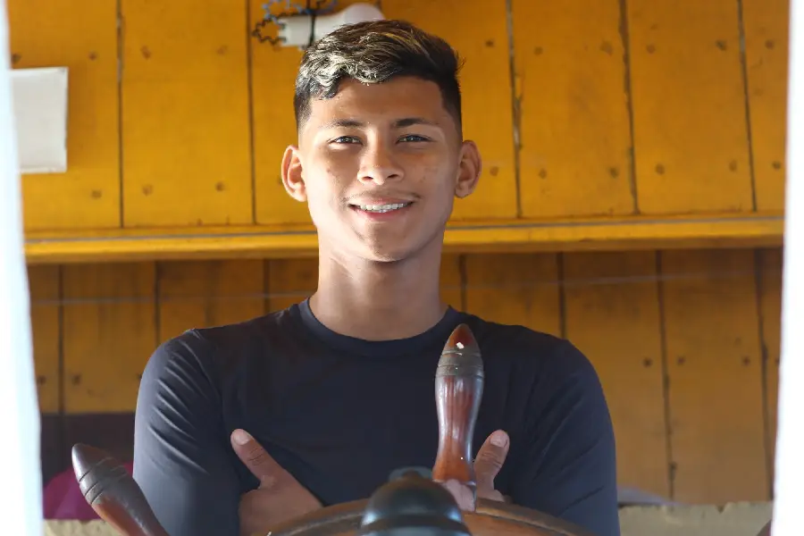 Gabriel Reis em embarcação de pesca em São João de Pirabas (PA). Filho de pescador, ele deixou a atividade e migrou para Belém em busca de trabalho. Foto: Juliana Carvalho/Amazônia Latitude.