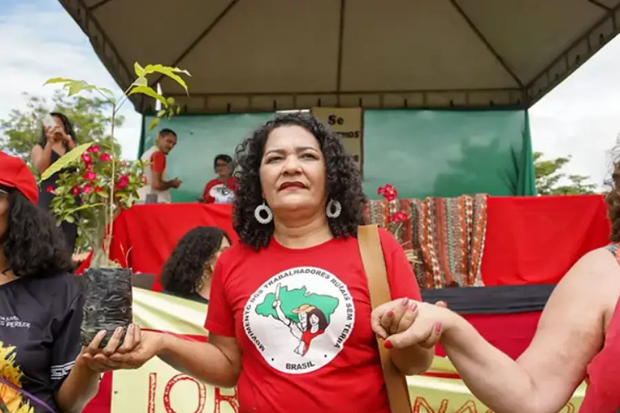 Gilvânia Ferreira: "Há uma disputa permanente nesses territórios". Professora e estudiosa da questão agrária, ela denuncia o impacto da pulverização aérea sobre a produção diversificada da agricultura familiar. Foto: Acervo pessoal.