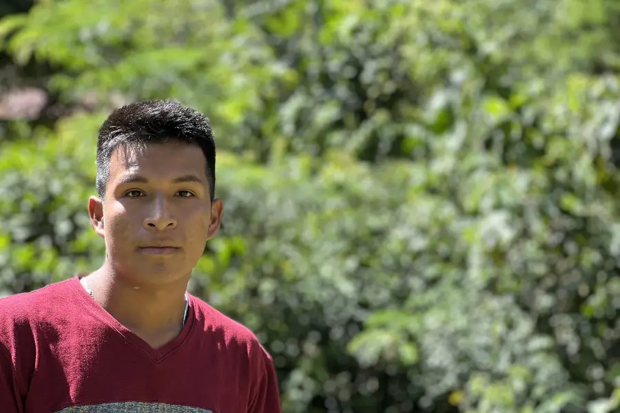 Jhostin Antún, de Maikiuants, integra a nova geração de guardiões que utilizam a tecnologia do programa Ecoforensic para defender a Amazônia. Ele compõe a equipe que descobriu uma nova espécie de rã no território. Foto: Katie Surma/Amazônia Latitude.