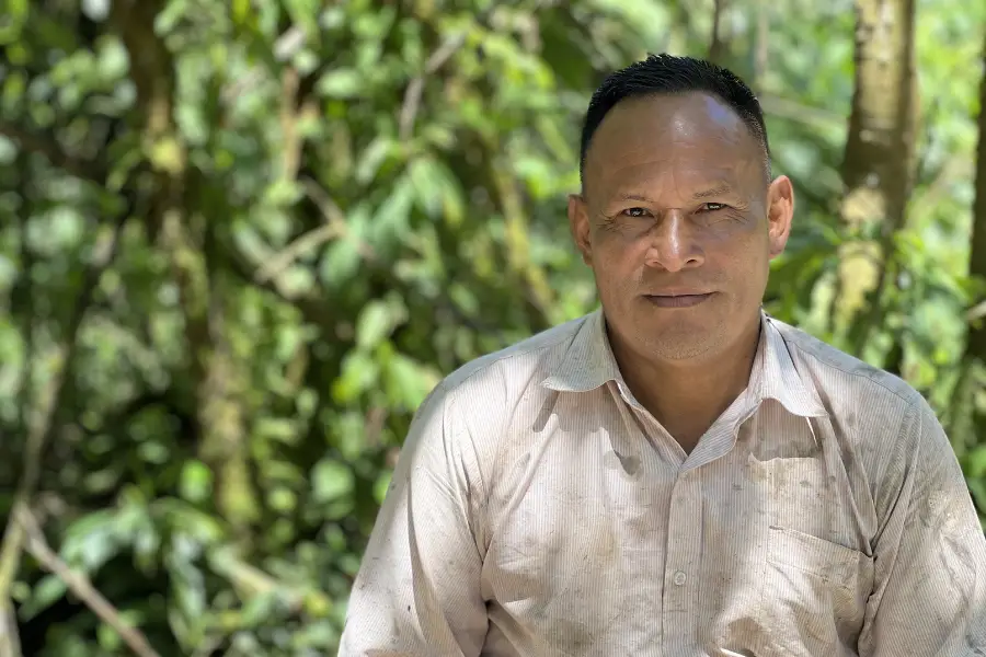 Jorge Antún percorre a floresta que descreve como sua "despensa e farmácia". Seu profundo conhecimento sobre plantas medicinais e ciclos biológicos é o pilar que sustenta o monitoramento científico da comunidade. Foto: Katie Surma/Amazônia Latitude.