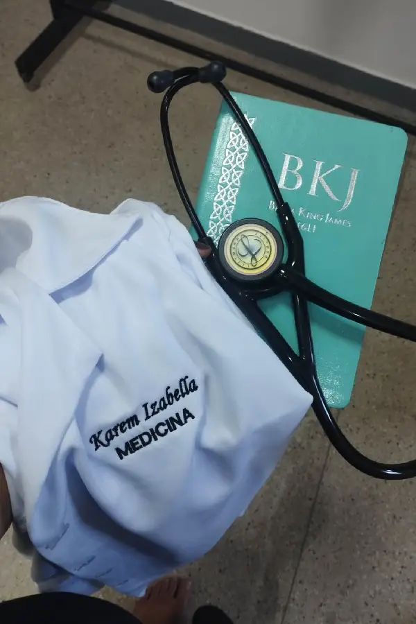 Karem cursa medicina fora da Amazônia. Para muitos, acessar o Ensino Superior exige sair do território — um deslocamento que envolve adaptação a novas realidades sociais. Foto: Acervo Pessoal.