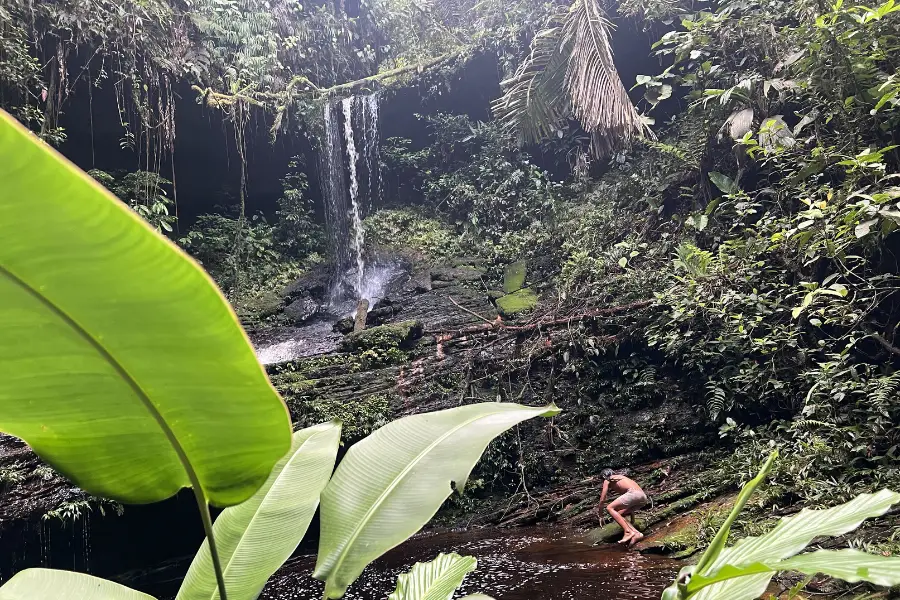 Kirup, filho do paraecólogo-chefe Pinchu, escala as rochas de uma lagoa no território de Maikiuants. Foto: Katie Surma/Amazônia Latitude.