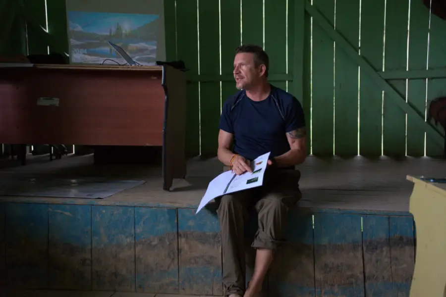 Mika Peck, cofundador da Ecoforensic, conversa com a comunidade de Maikiuants sobre algumas das espécies endêmicas e fundamentais de seu território, como onças-pintadas e condores. Foto: Katie Surma/Amazônia Latitude.