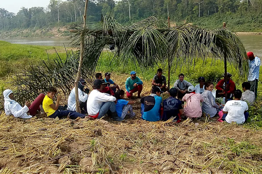 Mutirão e união: a prática do trabalho coletivo fortalece os laços sociais e a convivência com o ecossistema amazônico. Foto: Juliana Paula/Amazônia Latitude.