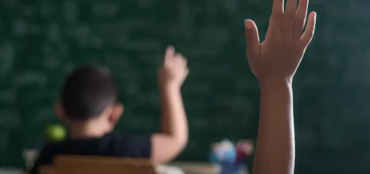 O gesto de levantar a mão marca o momento da escolha coletiva em sala de aula, onde aprender também passa por decidir. Arte: Loan Bastos/Amazônia Latitude.