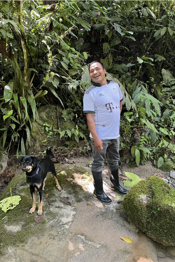 O paraecólogo Olger Kitiar para à beira do rio após uma caminhada para verificar uma câmera trap escondida nas profundezas da floresta tropical. Foto Katie Surma/Amazônia Latitude.