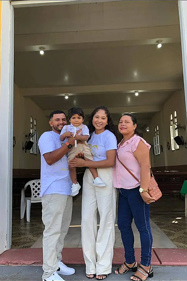 O retorno de Thiago reúne gerações em torno da mesma casa, mas não apaga as marcas do tempo fora. Entre ida e volta, a migração redesenha os vínculos familiares e as possibilidades de permanecer. Foto: Acervo pessoal.