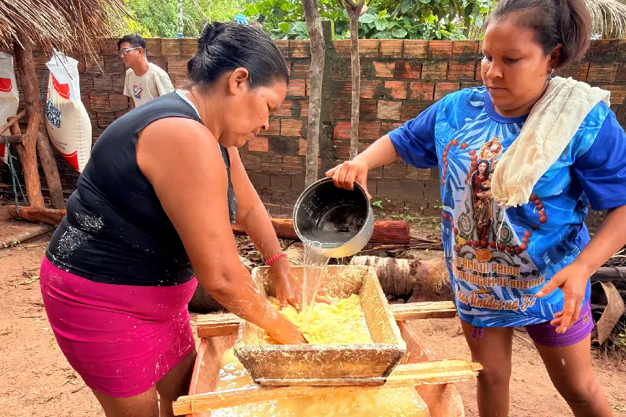 O trato com a massa: lavagem e peneiramento para a separação dos derivados da raiz. Foto: Miguel Picanço/Amazônia Latitude.