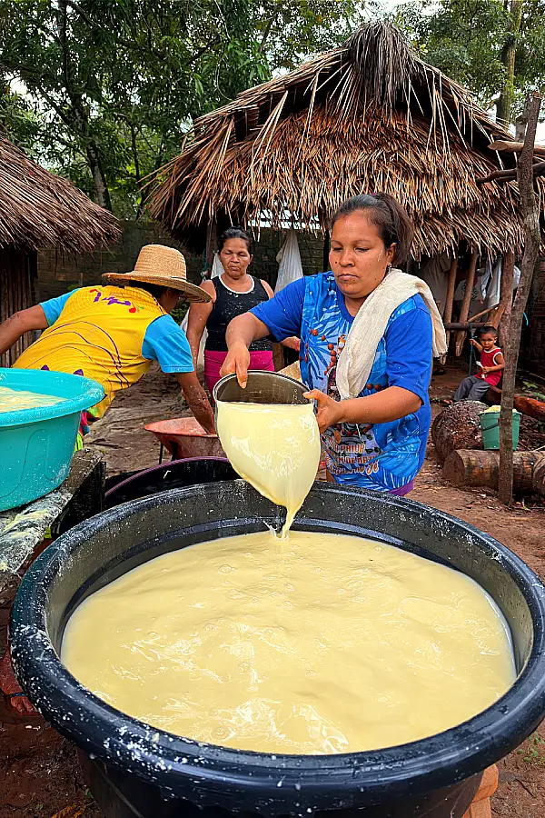 O tucupi: líquido precioso que fundamenta a gastronomia e o código simbólico do povo paraense. Foto: Miguel Picanço/Amazônia Latitude.