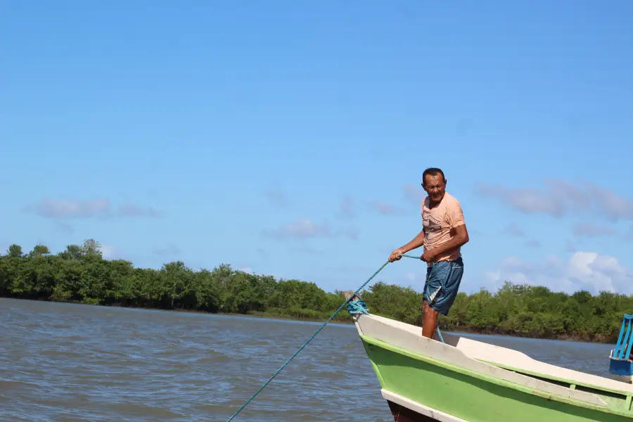 Pescador em São João de Pirabas (PA). Atividades como a pesca, transmitidas entre gerações, seguem estruturando modos de vida — mas enfrentam desafios crescentes para se manter como possibilidade para os mais jovens. Foto: Juliana Carvalho/Amazônia Latitude.