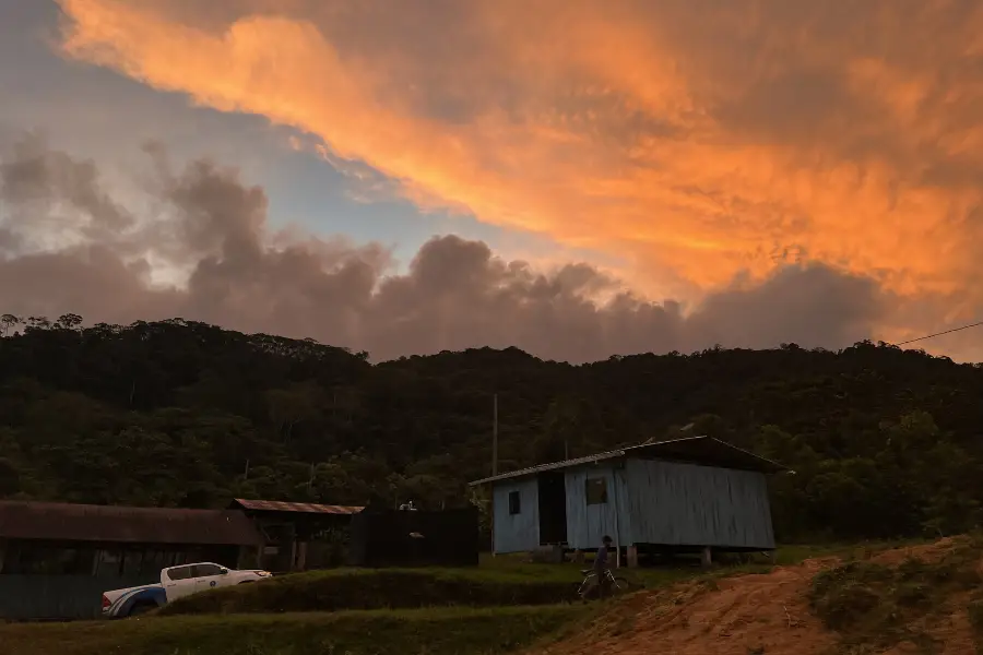 Um céu alaranjado paira sobre o centro de paraecologia na comunidade de Maikiuants. Foto: Katie Surma/Amazônia Latitude.