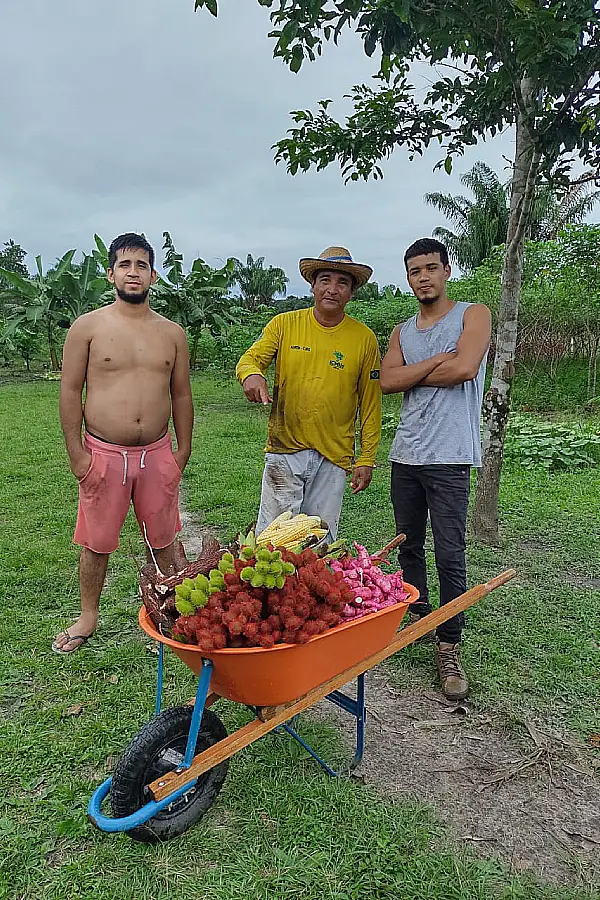 Victor (à direita), ao lado do pai e do irmão, em área de produção familiar em Santarém Novo (PA). A permanência no campo passa pela combinação entre conhecimento técnico, apoio familiar e condições concretas de sustentar a vida no território. Foto: Acervo pessoal.