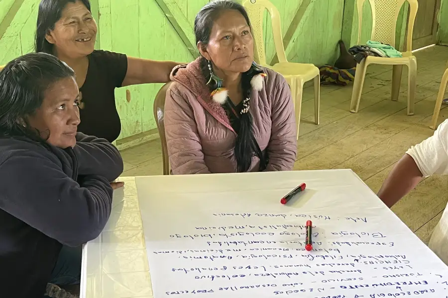 Victoria Tseremp, Isabel Ushap e Nancy Antún participam de uma sessão da Ecoforensic em Maikiuants, Equador. Foto: Katie Surma/Amazônia Latitude.
