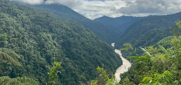 Vista da Amazônia equatoriana nas proximidades de Limón Indanza. Sob estas montanhas da Cordilheira do Cóndor, ricas em biodiversidade e conhecimento ancestral, escondem-se reservas de cobre cobiçadas por mineradoras multinacionais. Foto: Katie Surma/Amazônia Latitude.